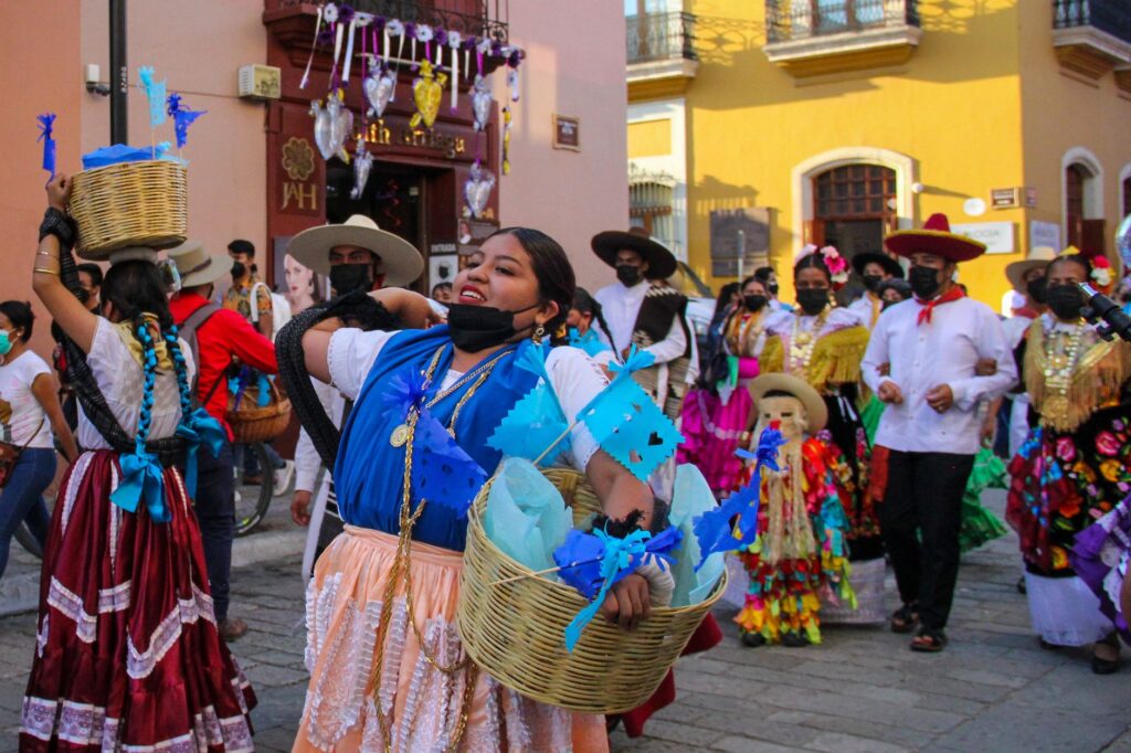 Alianza de Pueblos toma calles de Oaxaca en apoyo al magisterio – NVI Noticias