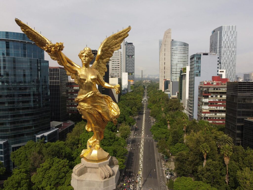 CNTE vs Gobierno: derriban estatuas y queman uniformes frente al Ángel