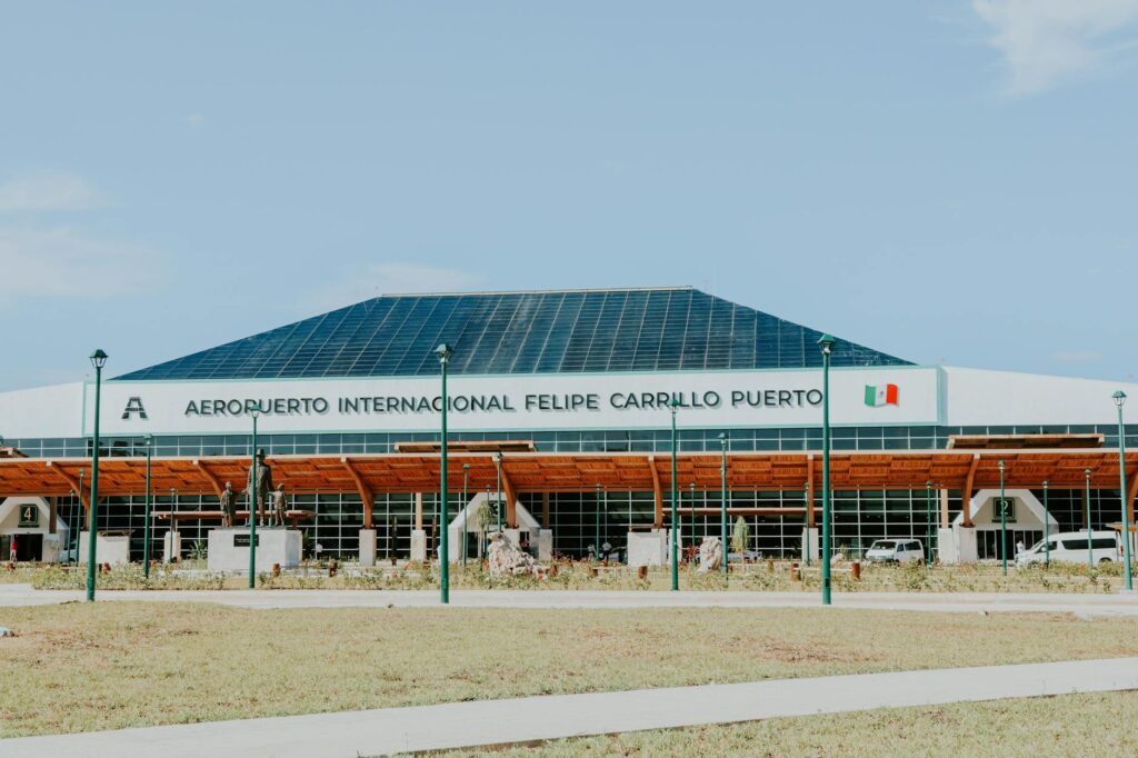 Taxistas foráneos cierran crucero del aeropuerto – NVI Noticias