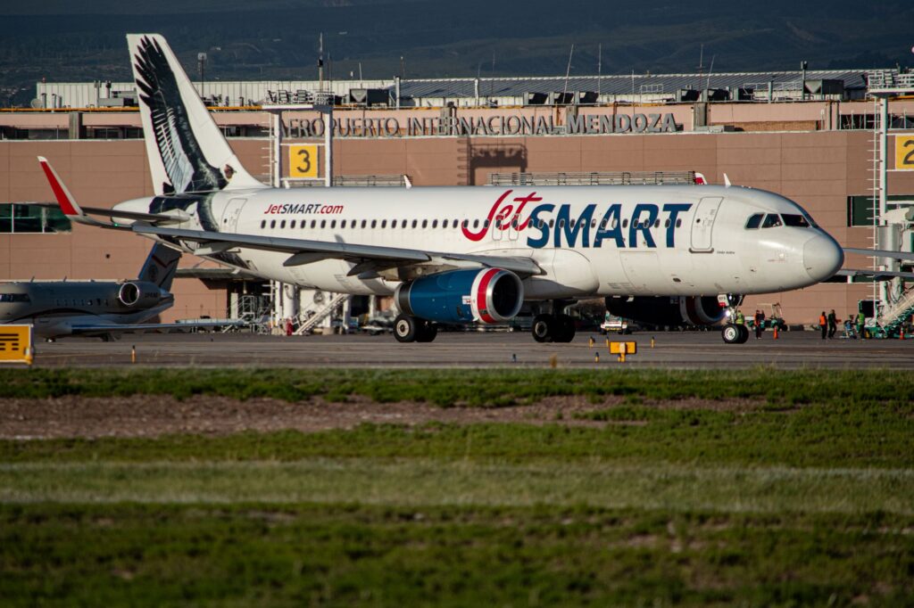 ¡Otra vez toman el aeropuerto los maestros! – NVI Noticias